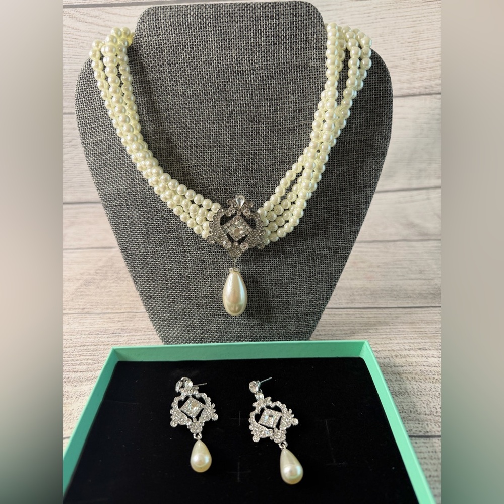 Elegant Pearl and Silver Jewelry Set